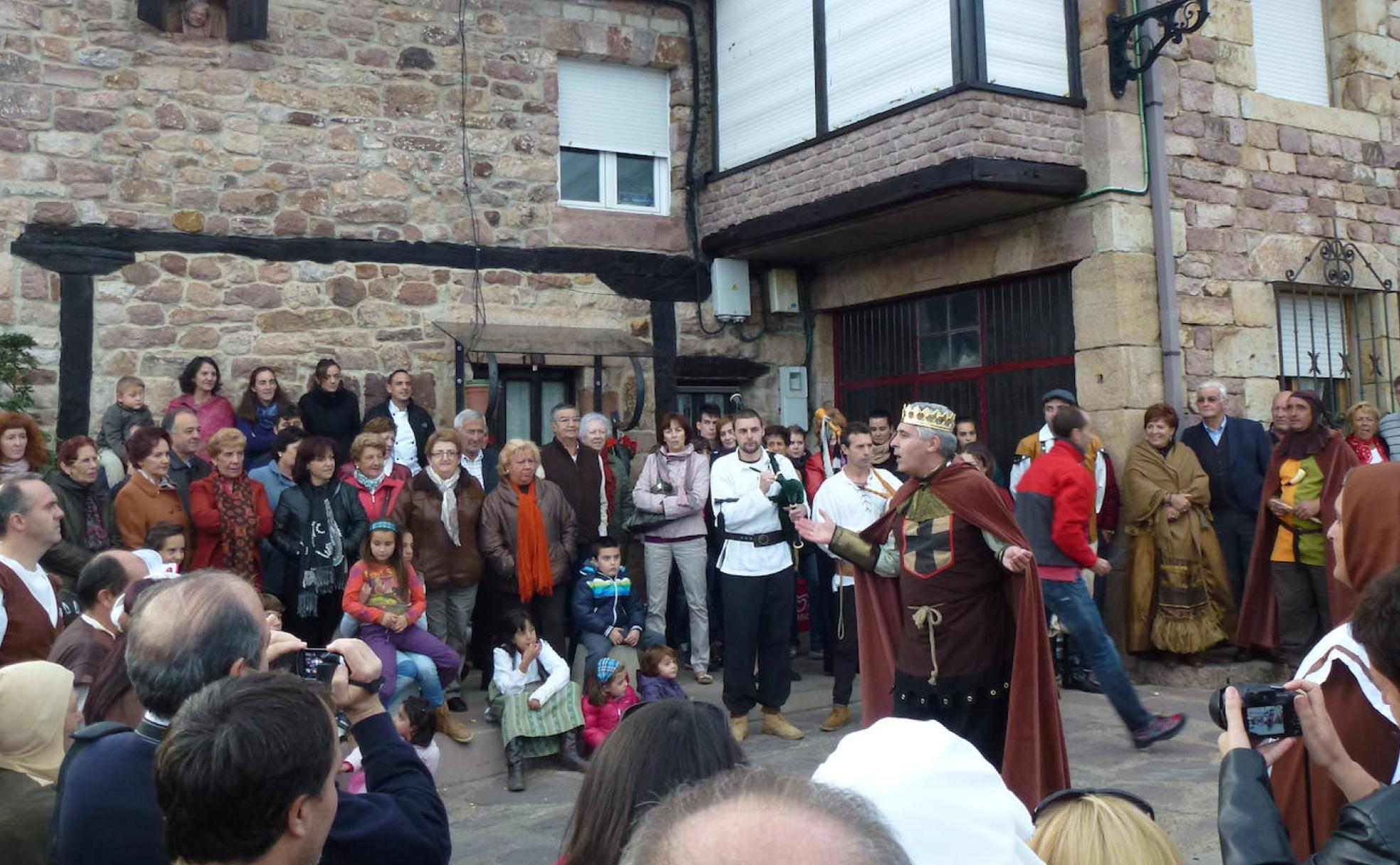 El rey declama durante la obra que se desarrolla en las calles de Brañosera.