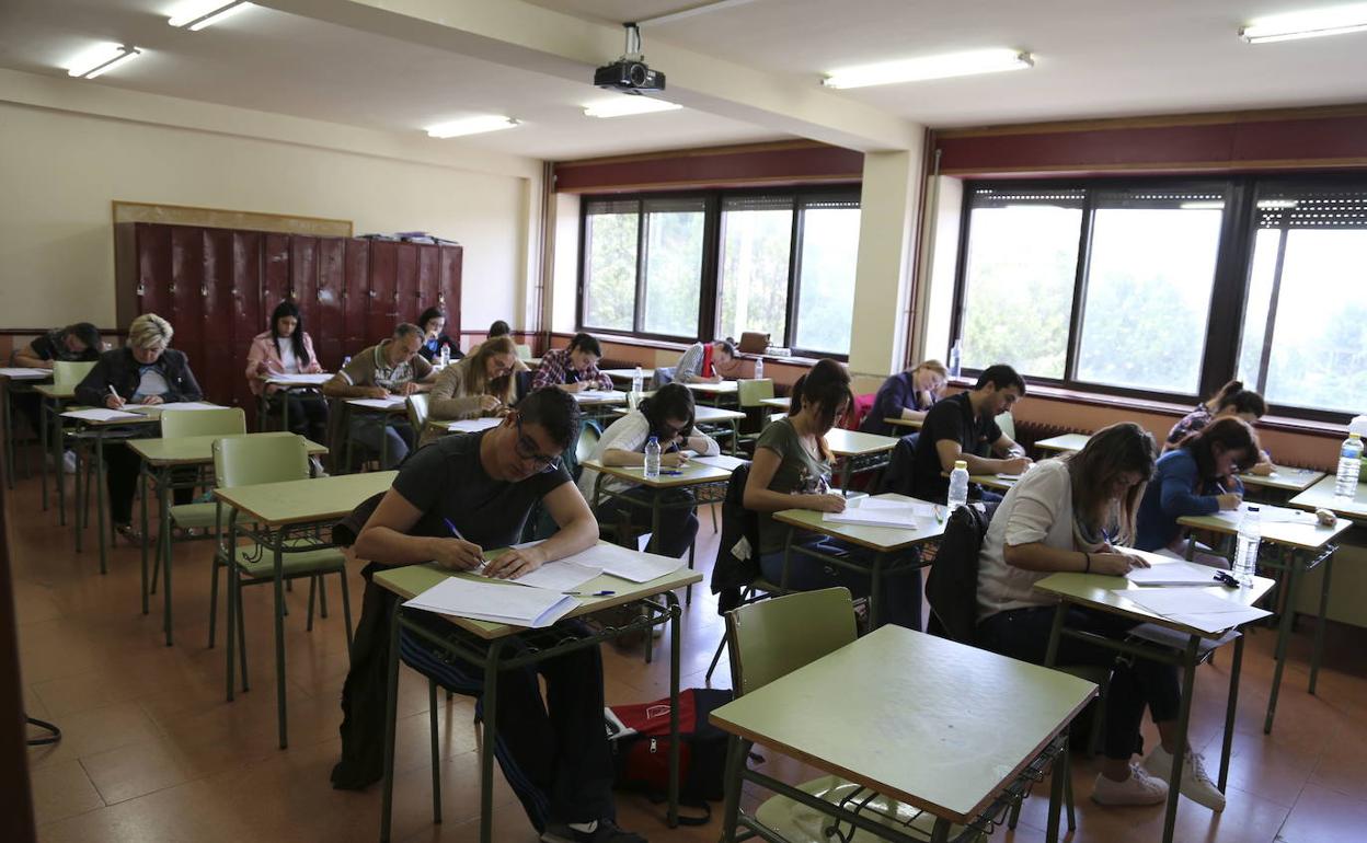 Un grupo de opositores para profesor de Educación Primaria se examina en una imagen de archivo.