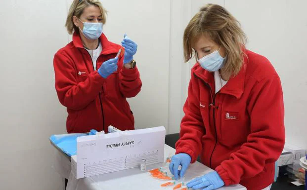 Personas llamadas a vacunarse hasta final de mayo en Castilla y León