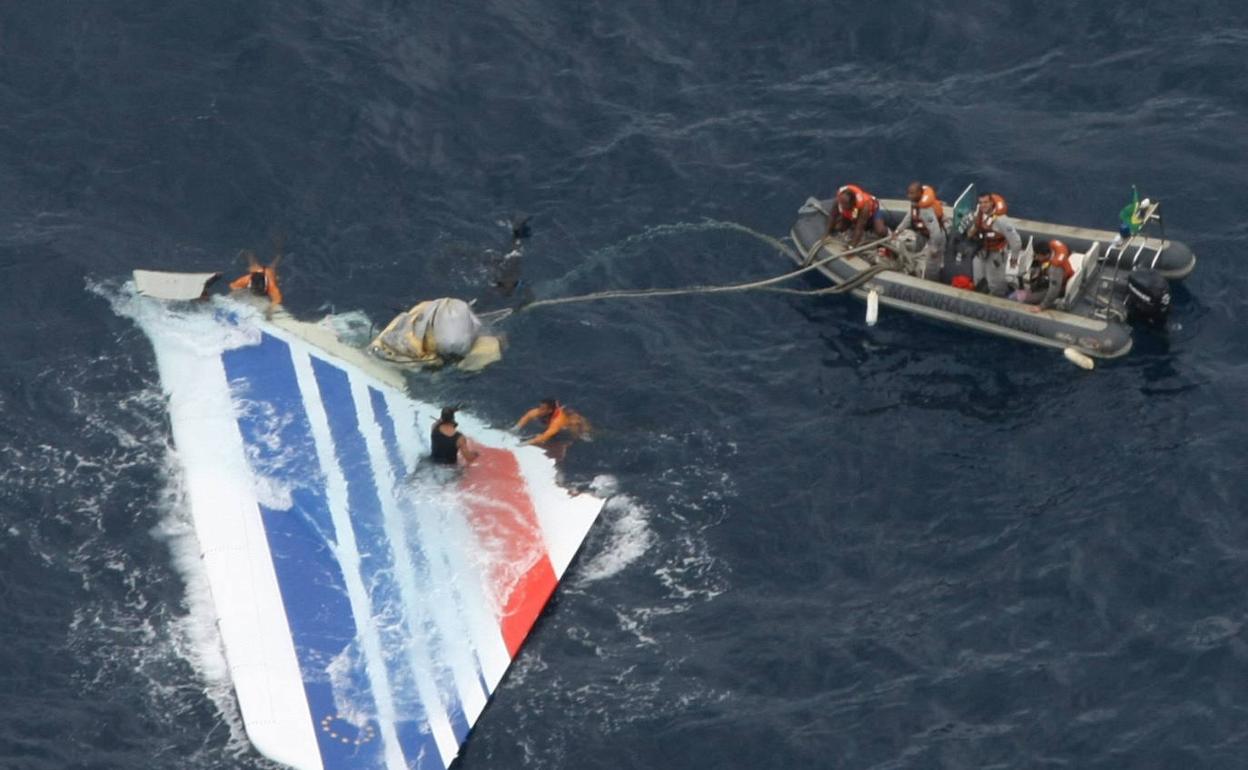 Marineros de la Armada brasileña recuperan restos del avión Airbus de Air France que se precipitó al Atlántico.