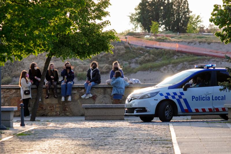 La Policía Local patrulla la Calle del Parque, zona habitual de botellones 