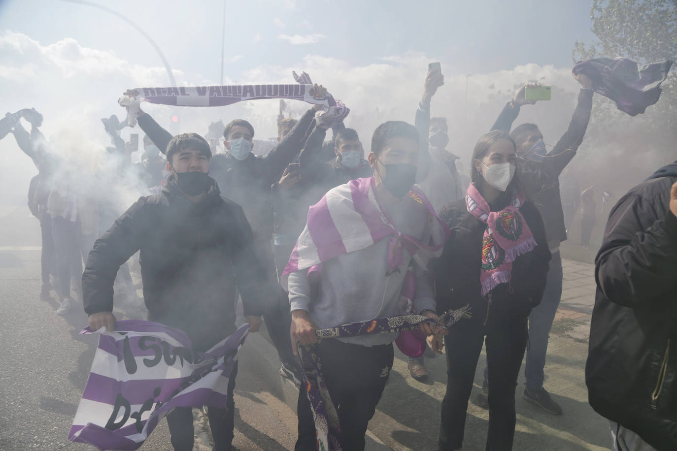 Fotos: La afición del Real Valladolid acompaña al equipo antes del partido ante el Villarreal