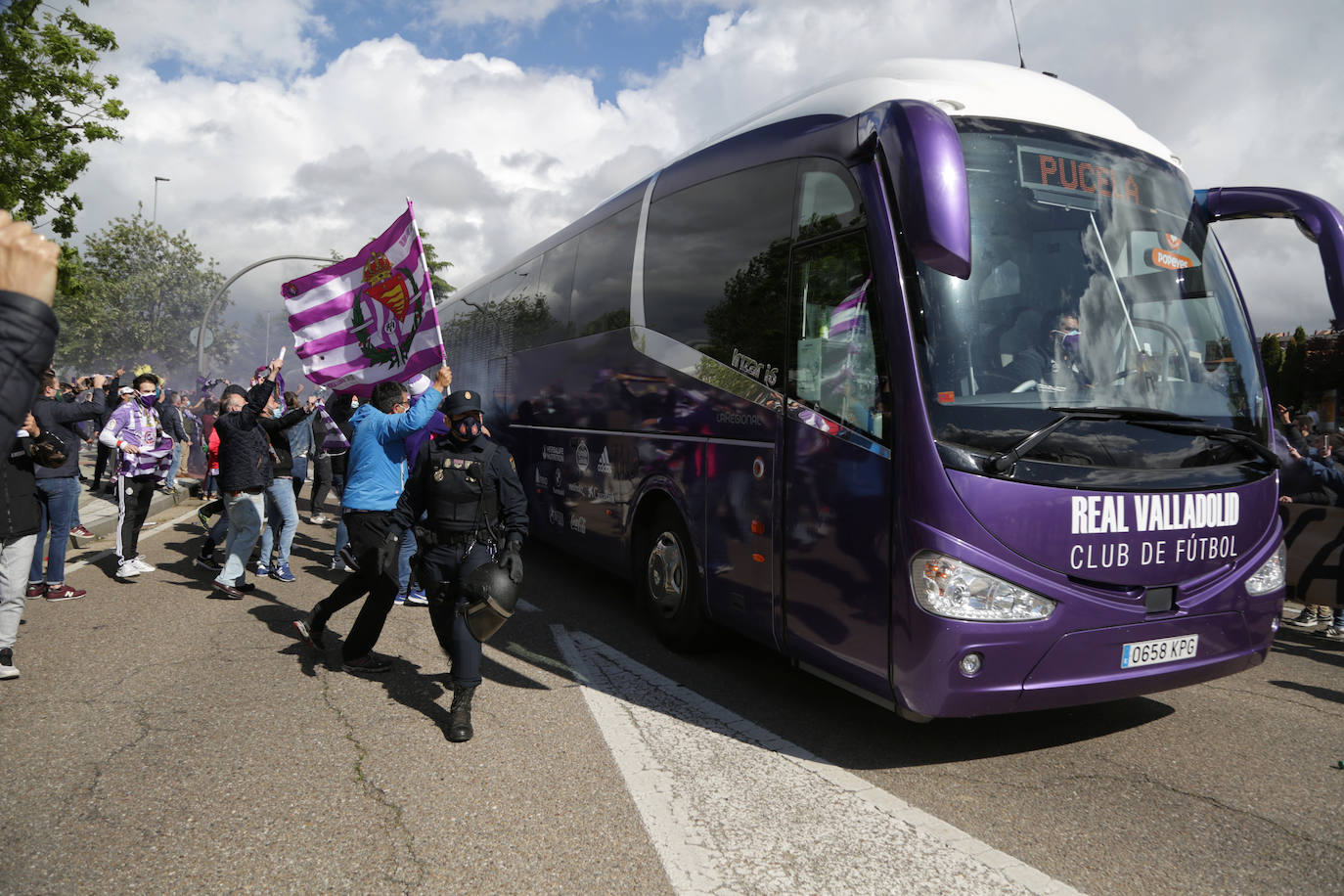 Fotos: La afición del Real Valladolid acompaña al equipo antes del partido ante el Villarreal