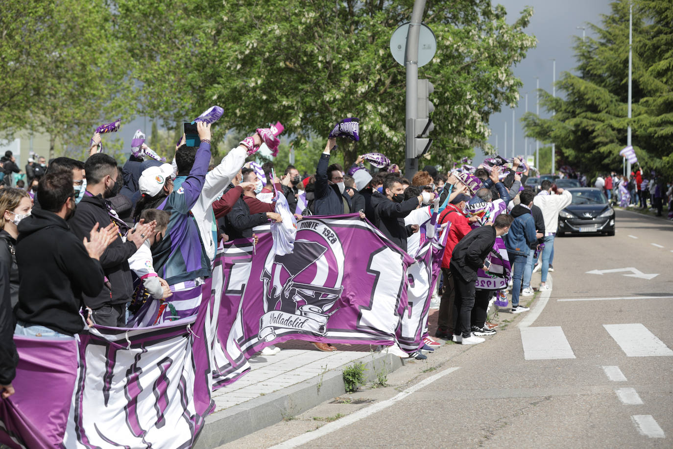 Fotos: La afición del Real Valladolid acompaña al equipo antes del partido ante el Villarreal