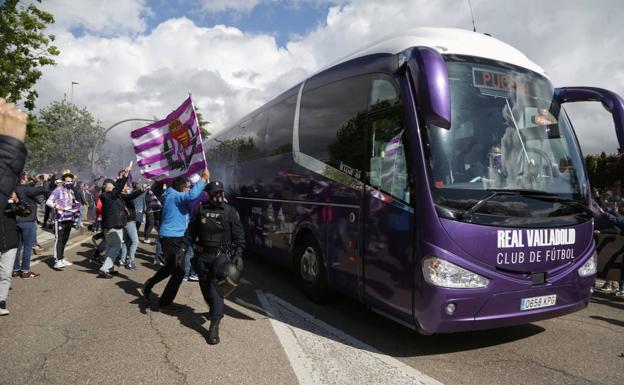 Recibimiento de la afición a la llegada del autobús del Real Valladolid al estadio José Zorrilla 