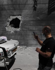 Imagen secundaria 2 - 1. Edificios destruidos por los bombardeos israelíes. 2. Soldados israelíes preparan un blindado para disparar. 3. Impacto de un cohete palestino en la ciudad de Ascalón.