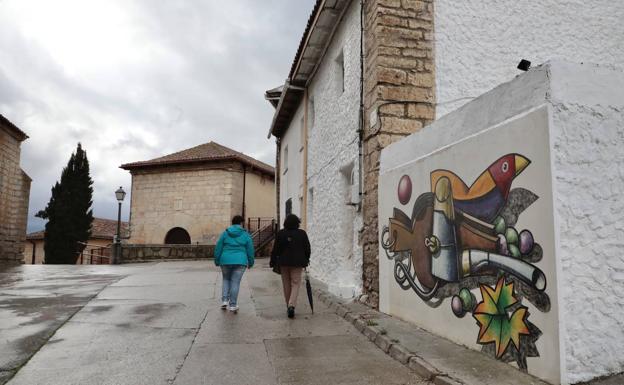 Uno de los murales del pintor Manolo Sierra que permiten encontrar en Mucientes distintos hitos de su relación con el mundo del vino. 