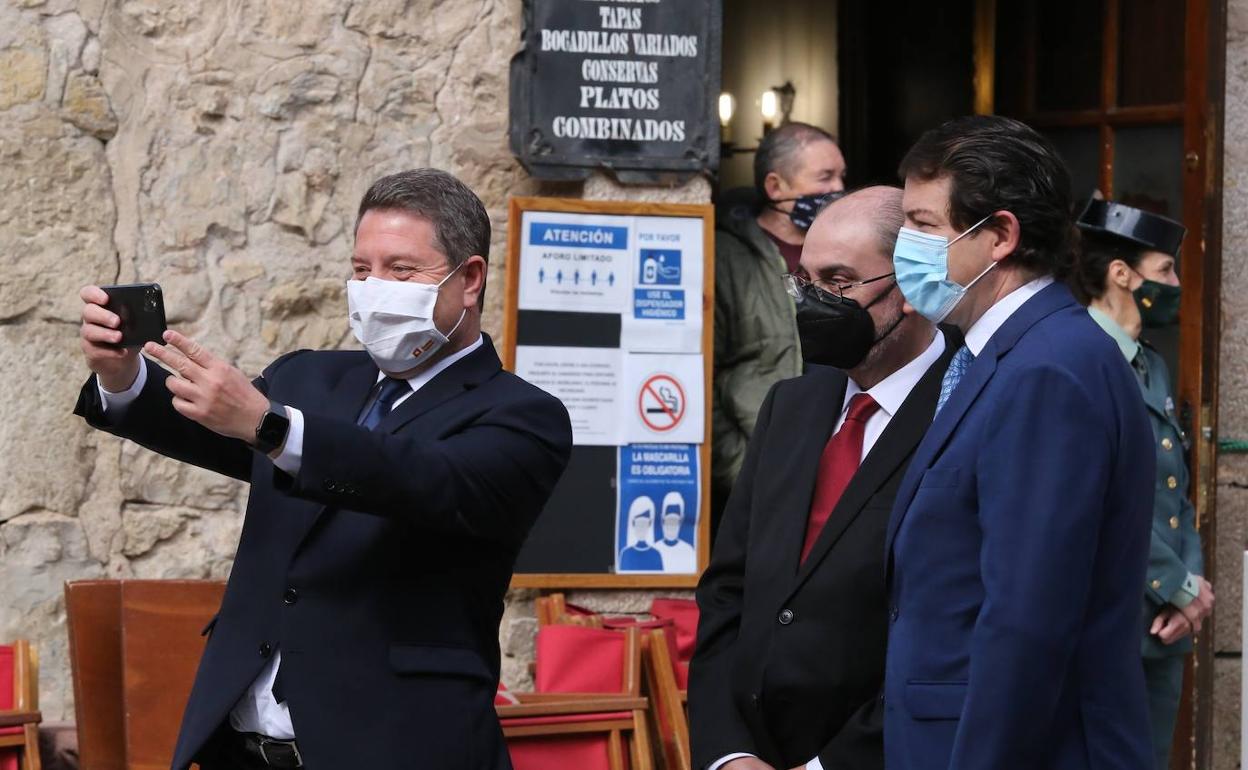 Emiliano García-Page se hace un autorretrato junto a Javier Lambán y Alfonso Fernández Mañueco en las calles de Albarracín (Teruel).