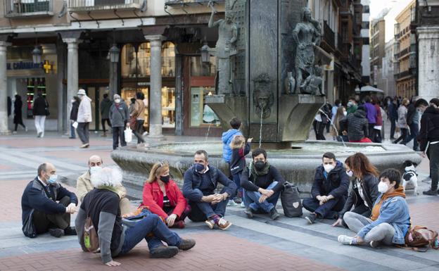 Participantes en el 15-M y portavoces de grupos herederos del movimiento, de nuevo en Fuente Dorada. 