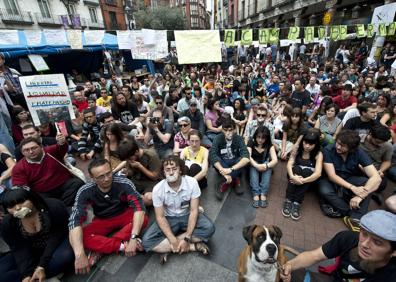 Imagen secundaria 1 - Varios de los encuentros y actos del movimiento 15-M, en mayo de 2011. 