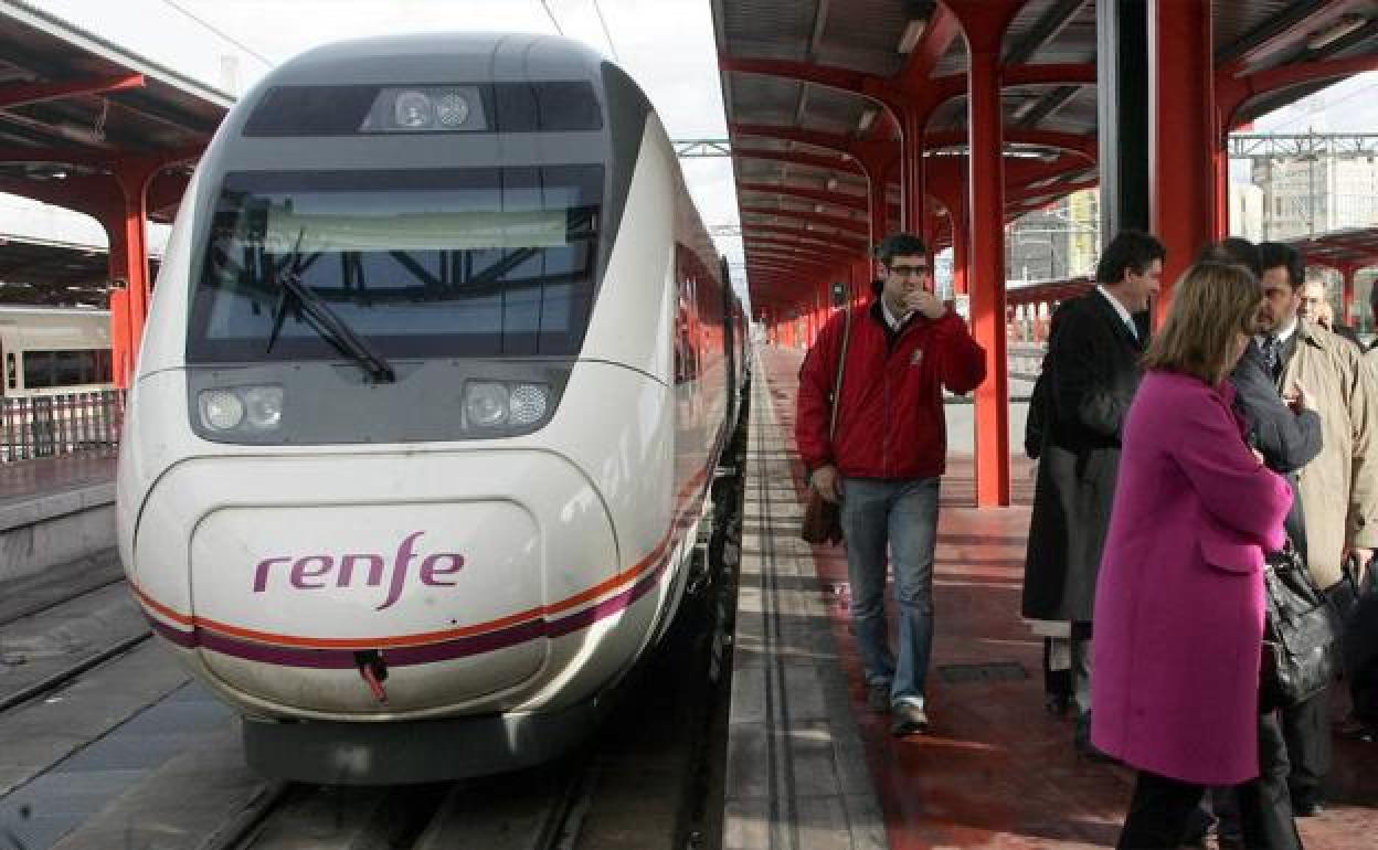 Pasajeros esperan montar en un Avant en Madrid con destino a Segovia. 