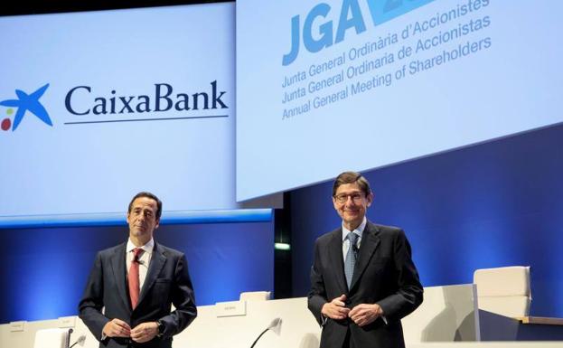 Gonzalo Gortázar y José Ignacio Goirigolzarri, en la junta de accionistas de CaixaBank. 