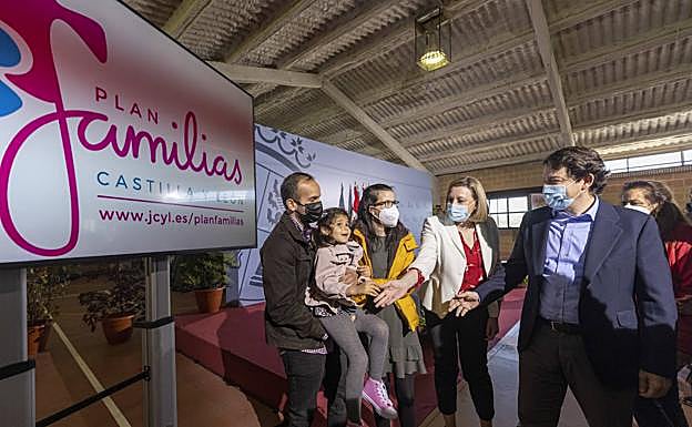 Castilla y León ofrecerá un bono de 750 euros por hijo menor de tres años a los padres que concilien