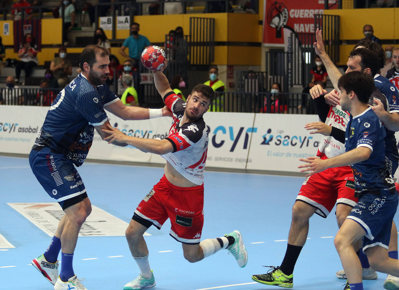 Fotos: Victoria del Balonmano Nava ante el Frigoríficos Cangas de Morrazo (19-18)