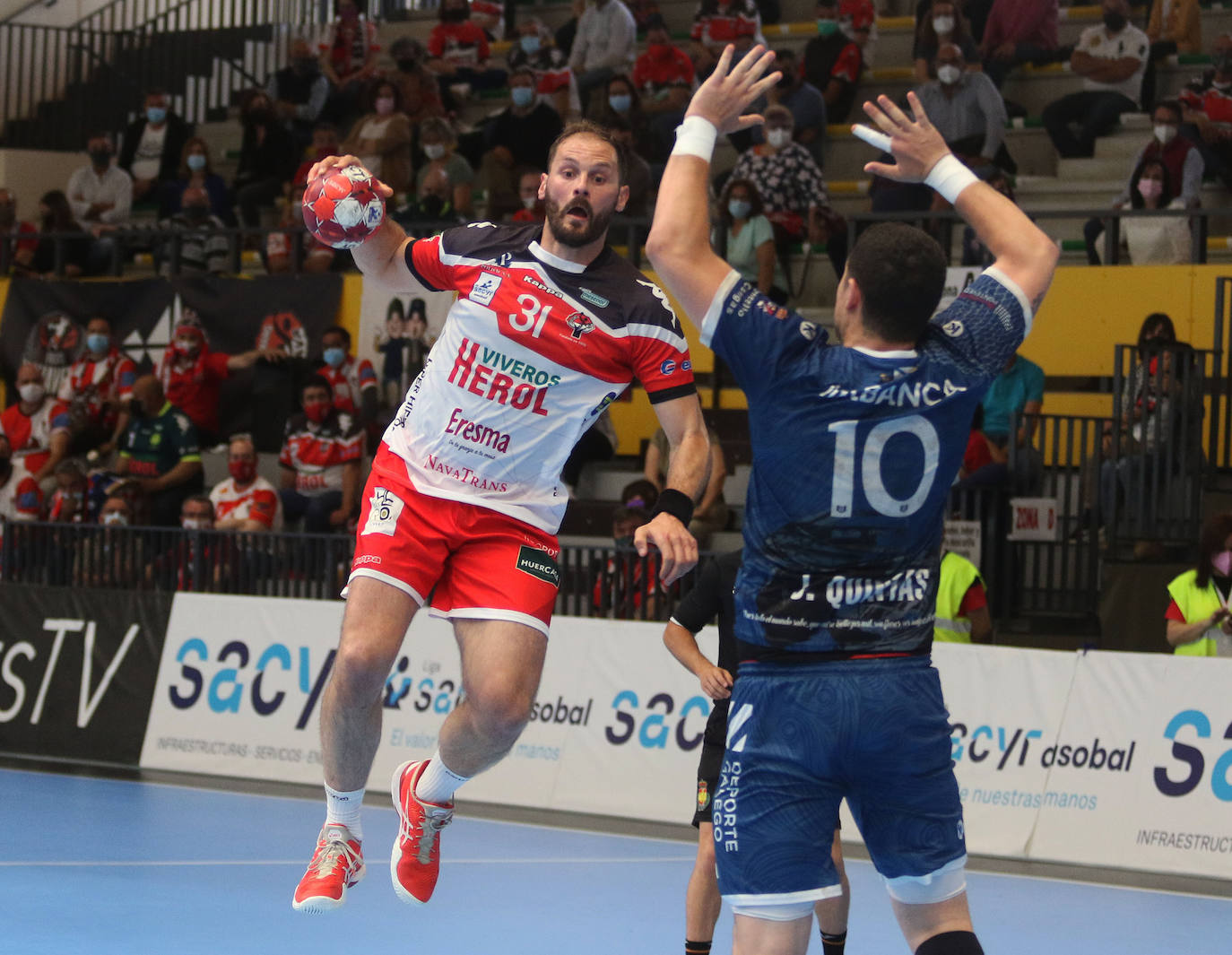 Fotos: Victoria del Balonmano Nava ante el Frigoríficos Cangas de Morrazo (19-18)