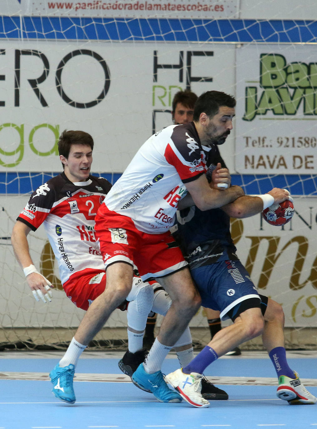 Fotos: Victoria del Balonmano Nava ante el Frigoríficos Cangas de Morrazo (19-18)