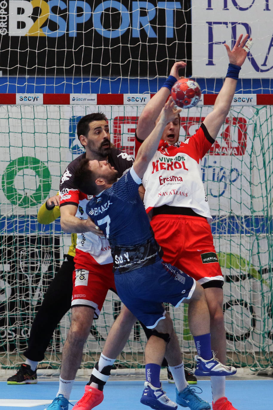 Fotos: Victoria del Balonmano Nava ante el Frigoríficos Cangas de Morrazo (19-18)