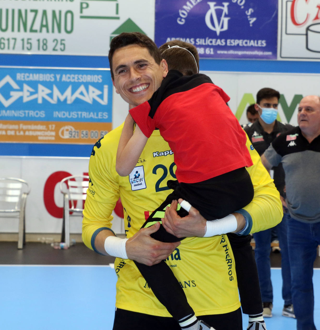 Fotos: Victoria del Balonmano Nava ante el Frigoríficos Cangas de Morrazo (19-18)