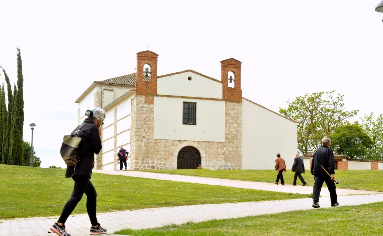 Varias personas, ayer por la mañana en el entorno de la ermita de San Isidro. 