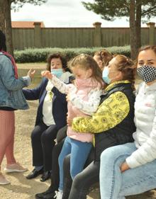 Imagen secundaria 2 - Javier López, presidente de la cofradía de San Isidro, frente a la ermita cerrada. Debajo, chocolatada vecinal y almuerzo en el merendero de la familia Barbero. 