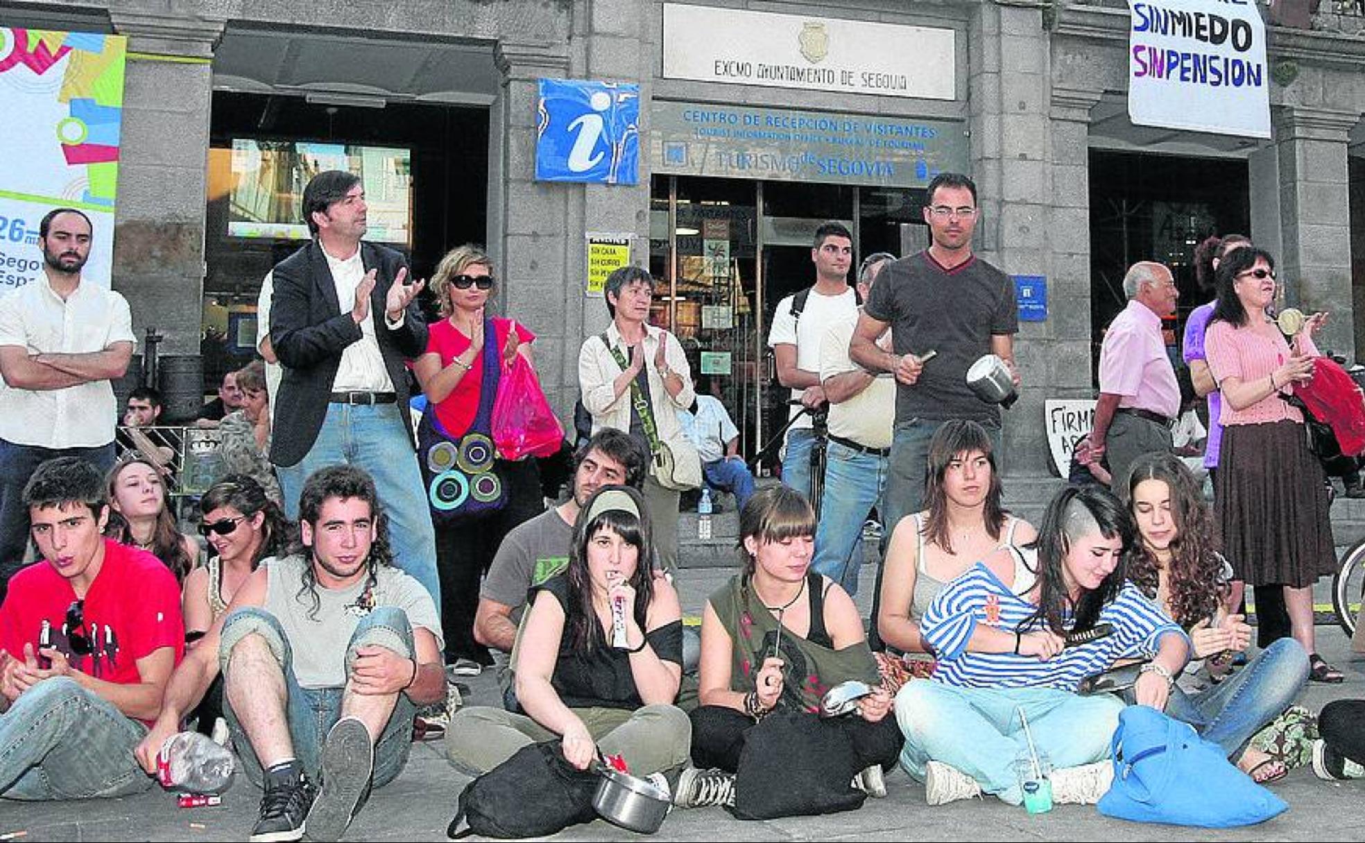 Pancartas y cacerolas a la luz del día en la plaza el Azoguejo de Segovia, junto al Acueducto. 