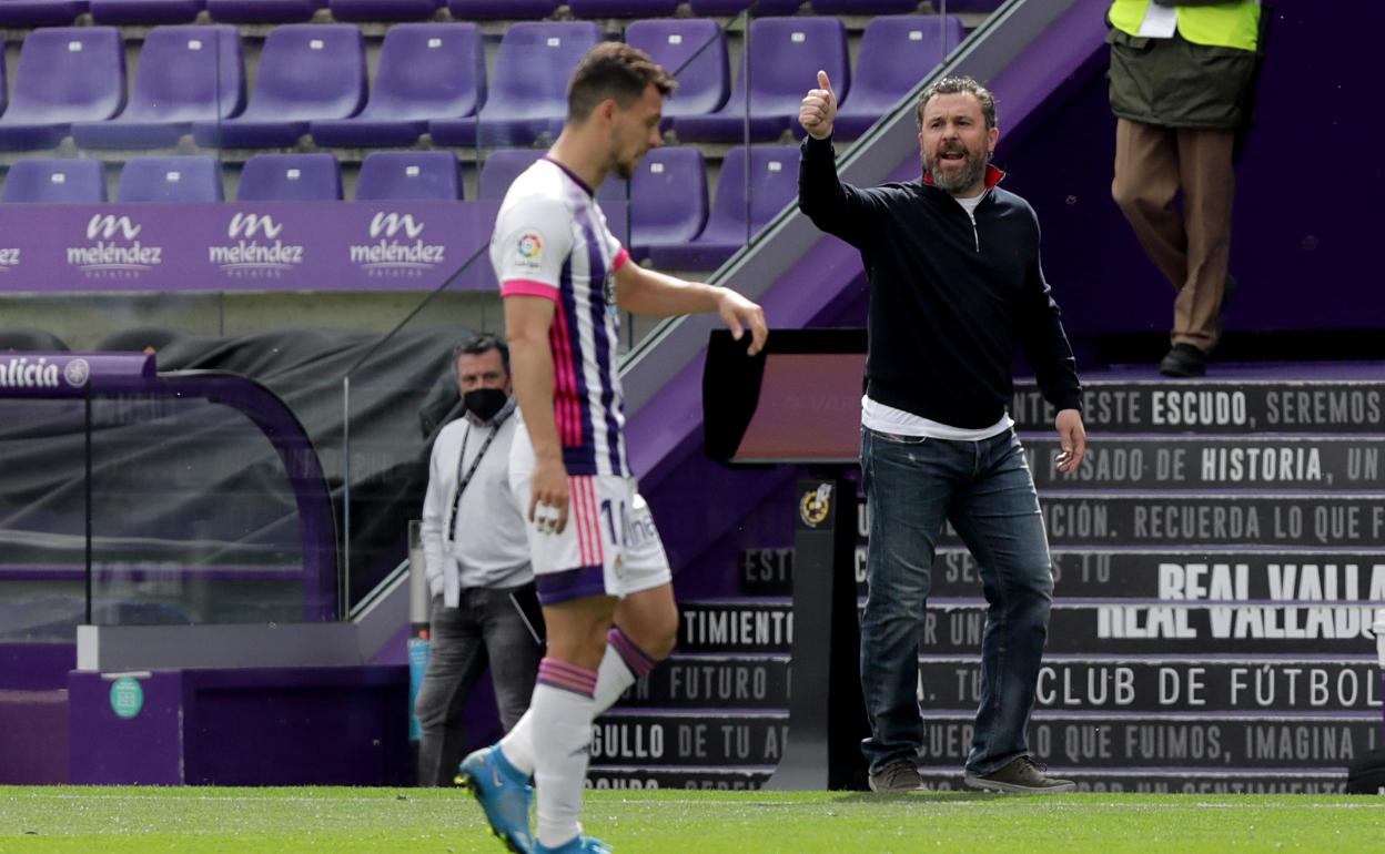 Sergio González anima a los jugadores durante un encuentro en Zorrilla 