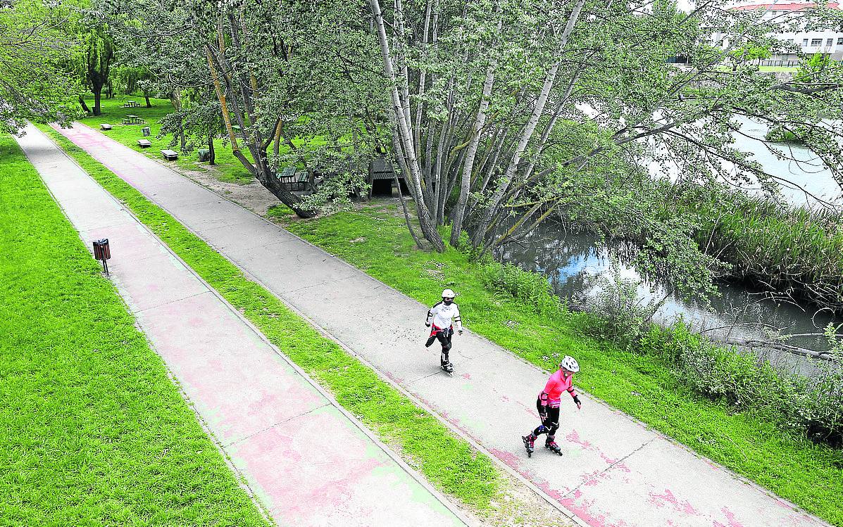 Dos patinadoras utilizan uno de los carriles de las riberas del Carrión. 