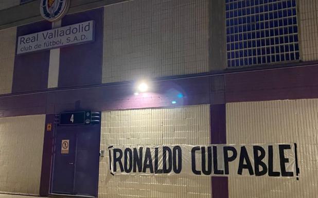 Aficionados del Real Valladolid colocan dos pancartas contra Ronaldo 