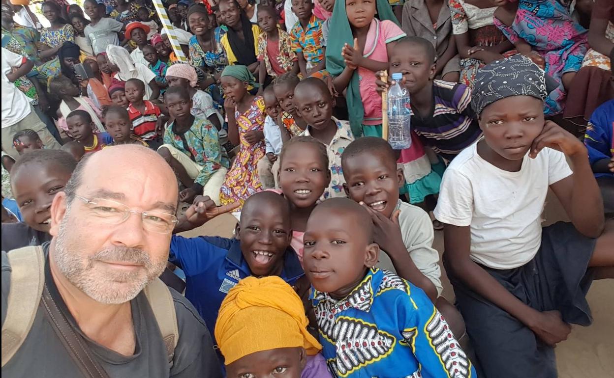 El periodista Ángel Expósito rodeado de niños durante el viaje que realizó en 2018 al Chad para informar sobre la crisis humanitaria causada por el terrorismo.