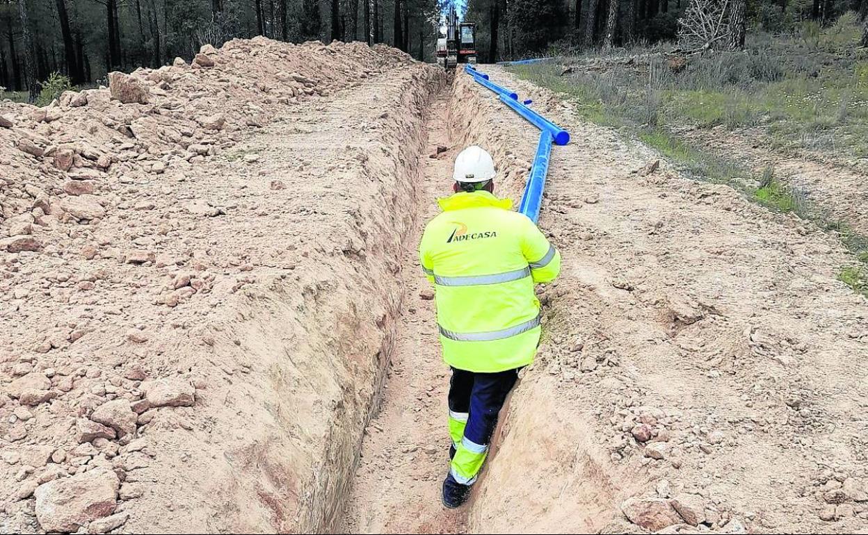 Obras de la canalización que debe acabar con los problemas de agua potable en Lastras. 