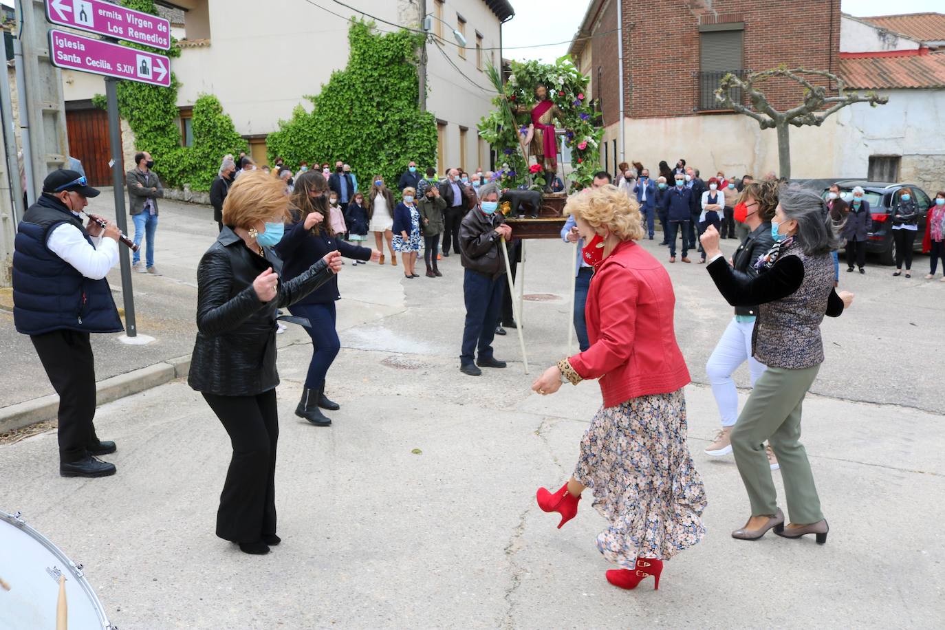 Los vecinos bailan al santo en la procesión. 