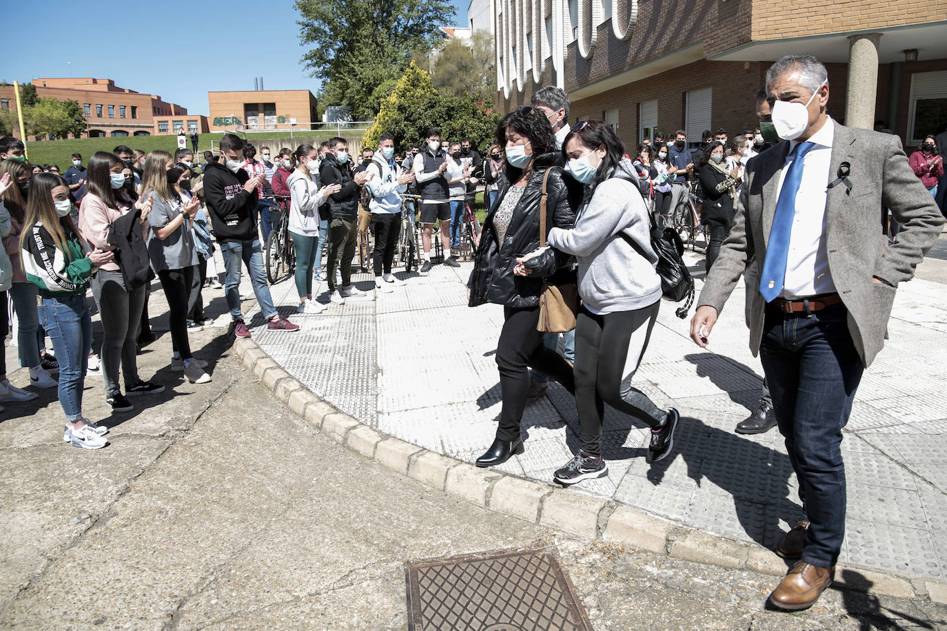 Minuto de silencio por la muerte del joven asesinado en León.