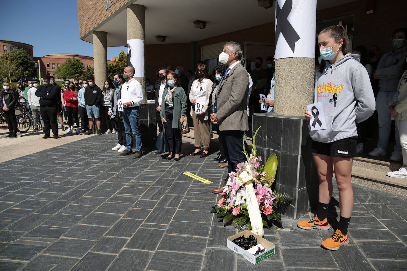 Minuto de silencio por la muerte del joven asesinado en León.