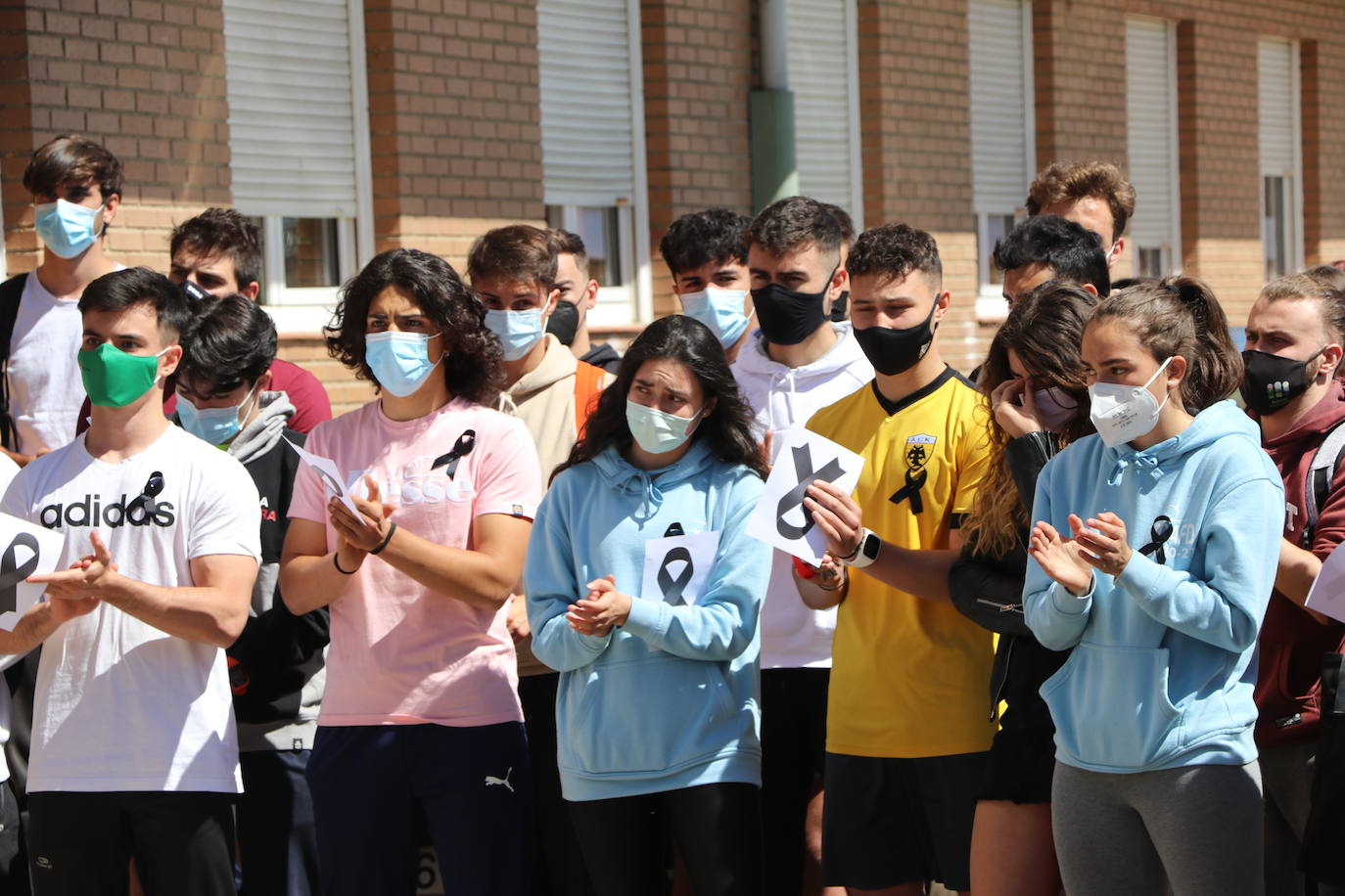 Minuto de silencio por la muerte del joven asesinado en León.