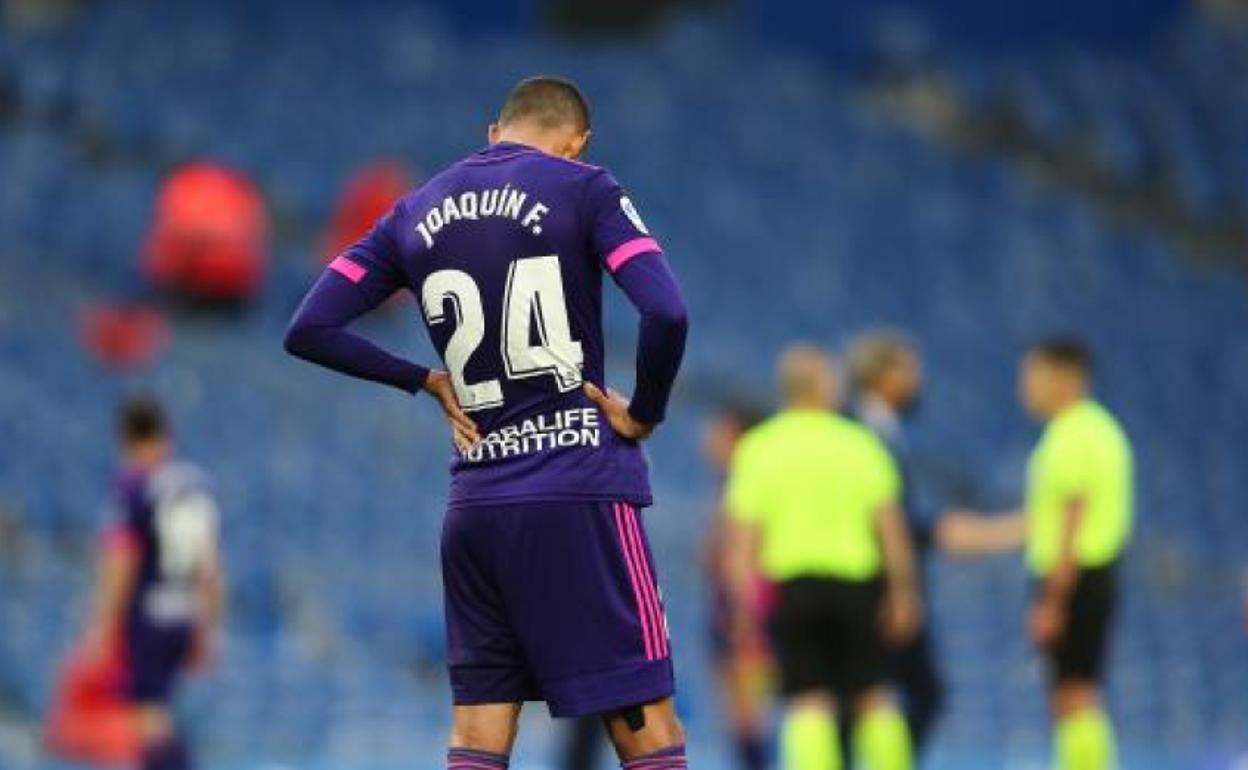 Joaquín Fernández, abatido al terminar el partido ante la Real Sociedad.