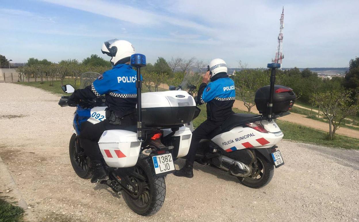 Dos policías locales patrullan por el cerro de Las Contiendas.