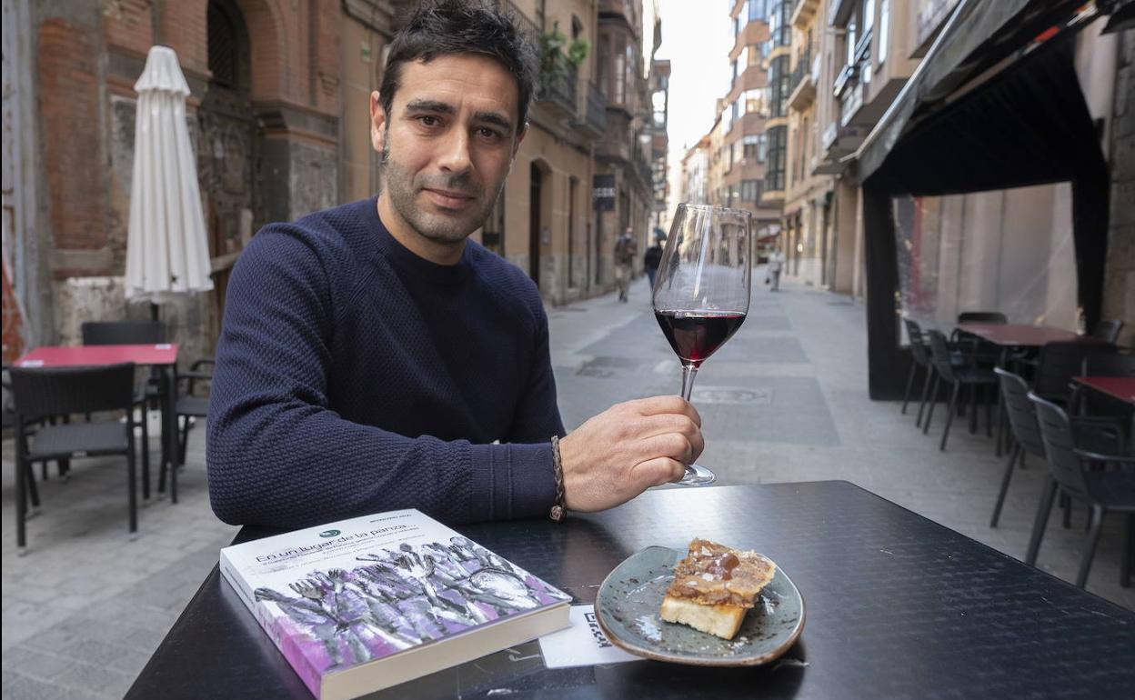 David Villorejo con el segundo libro de relatos gastronómicos 'En un lugar de la panza', en Valladolid. 