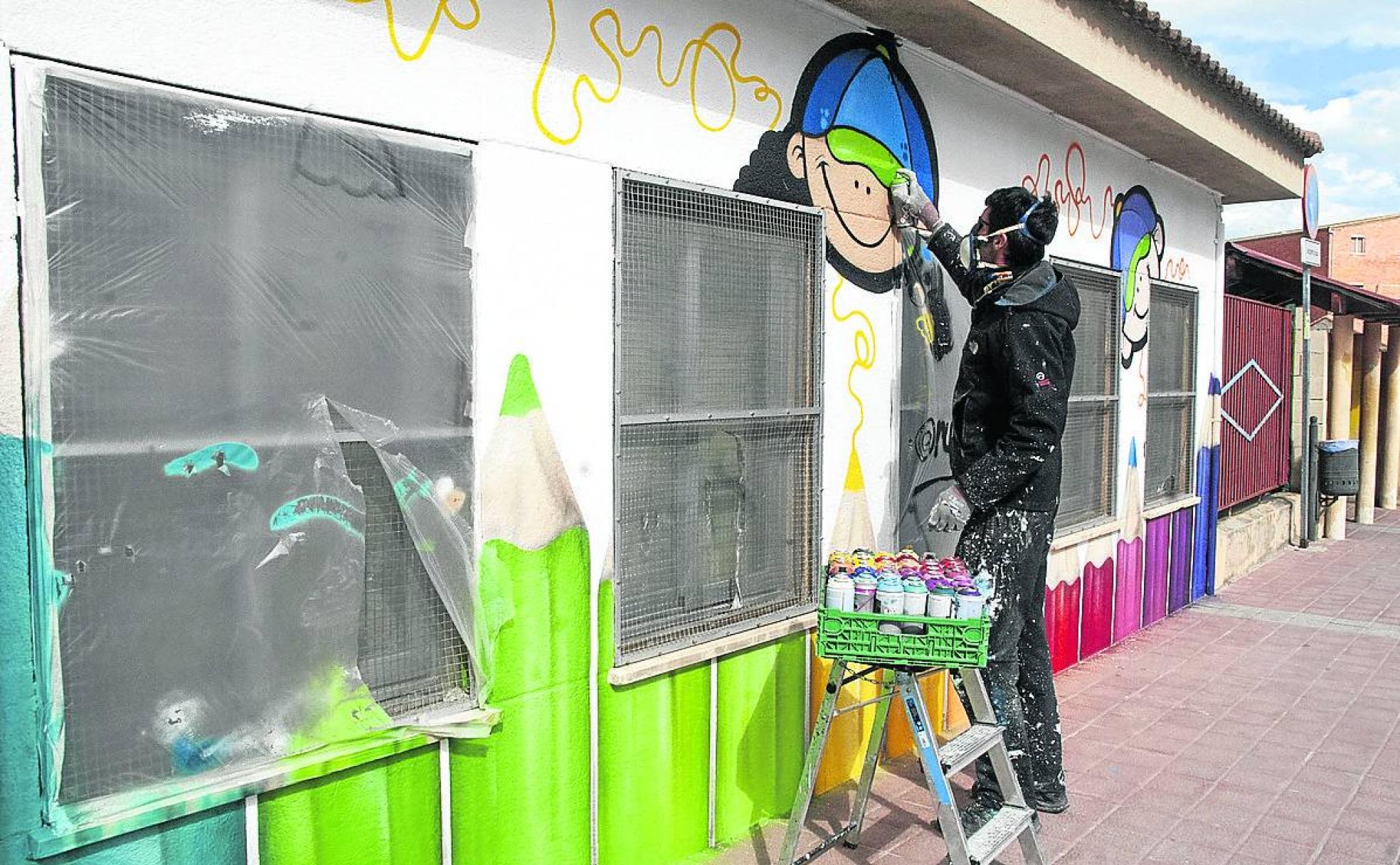 Daniel Aguado remata la fachada del colegio de Carbonero el Mayor. 