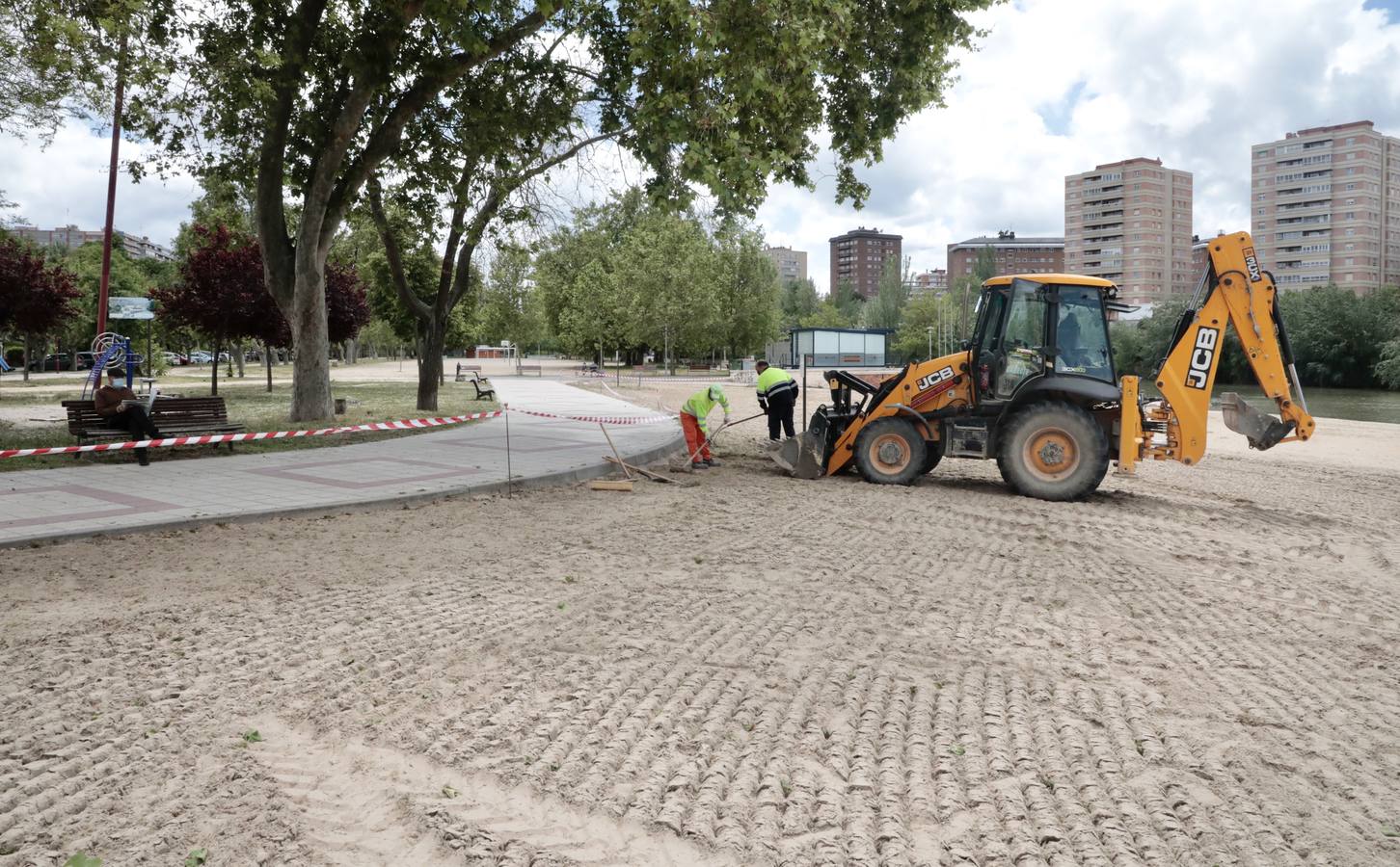 Fotos: La playa de Las Moreras de Valladolid se prepara para la temporada de verano