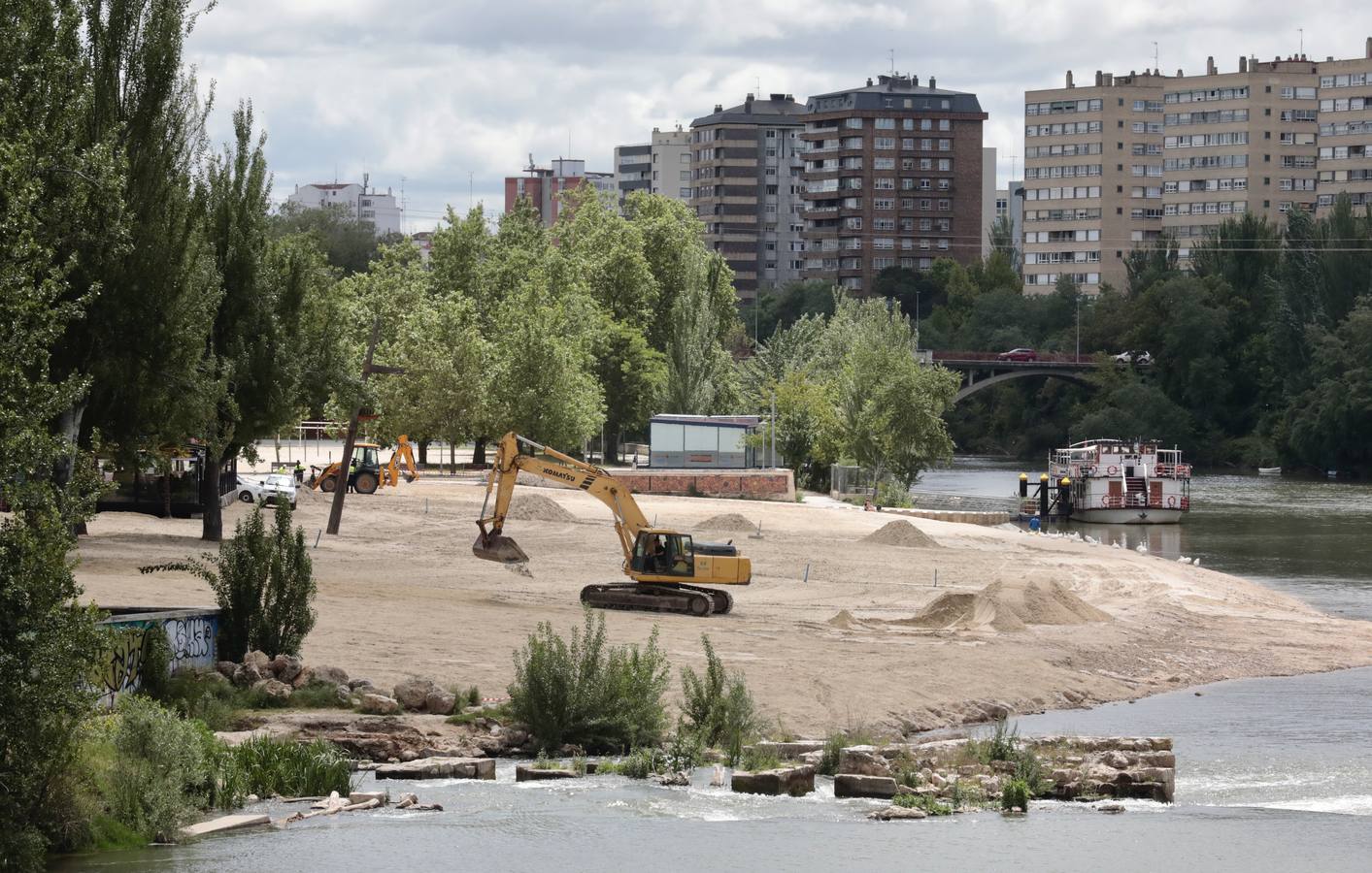 Fotos: La playa de Las Moreras de Valladolid se prepara para la temporada de verano