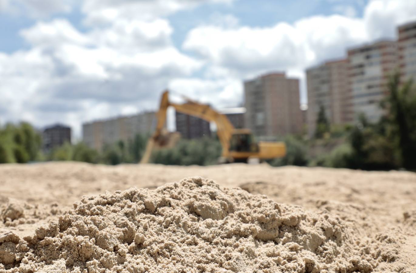 Fotos: La playa de Las Moreras de Valladolid se prepara para la temporada de verano