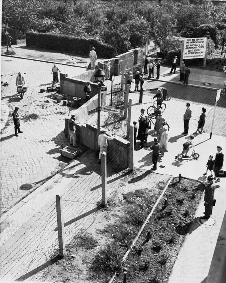 Ciudadanos de Berlín Oeste observan la construcción del Muro de Berlín en el lado Oriental.