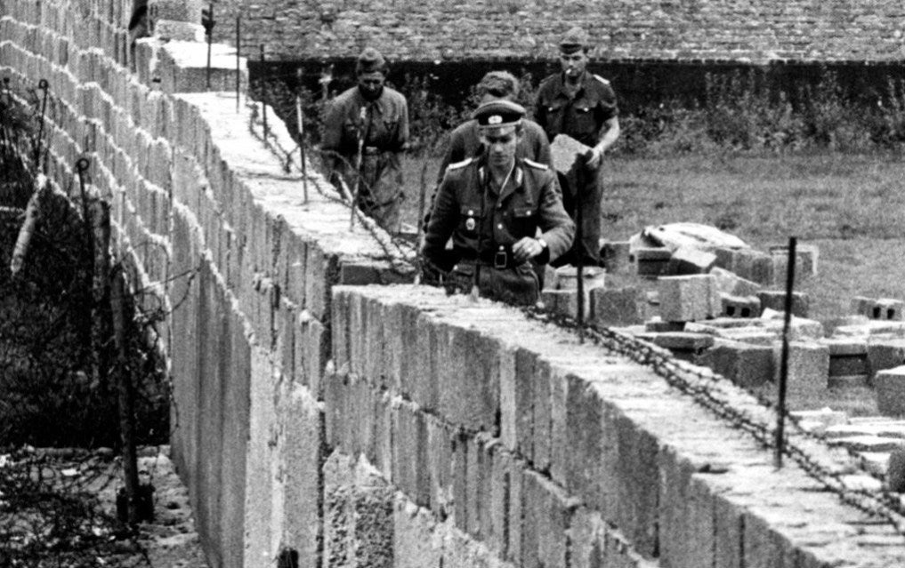 Labores de construcción de otro tramo de la barrera entre las dos partes en las que se dividió Alemania.