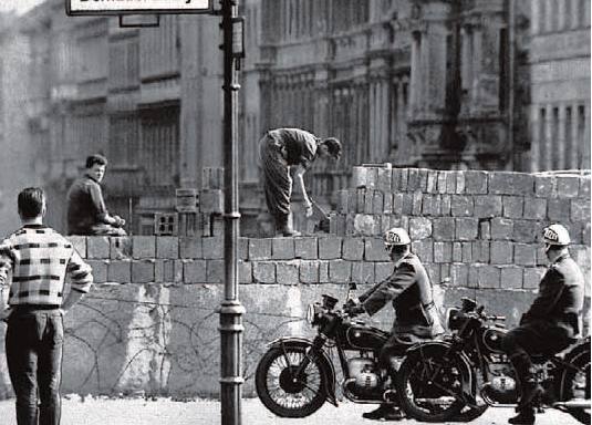 Obreros levantando el muro en la calle Bernauer de Berlín en agosto del año 1961.