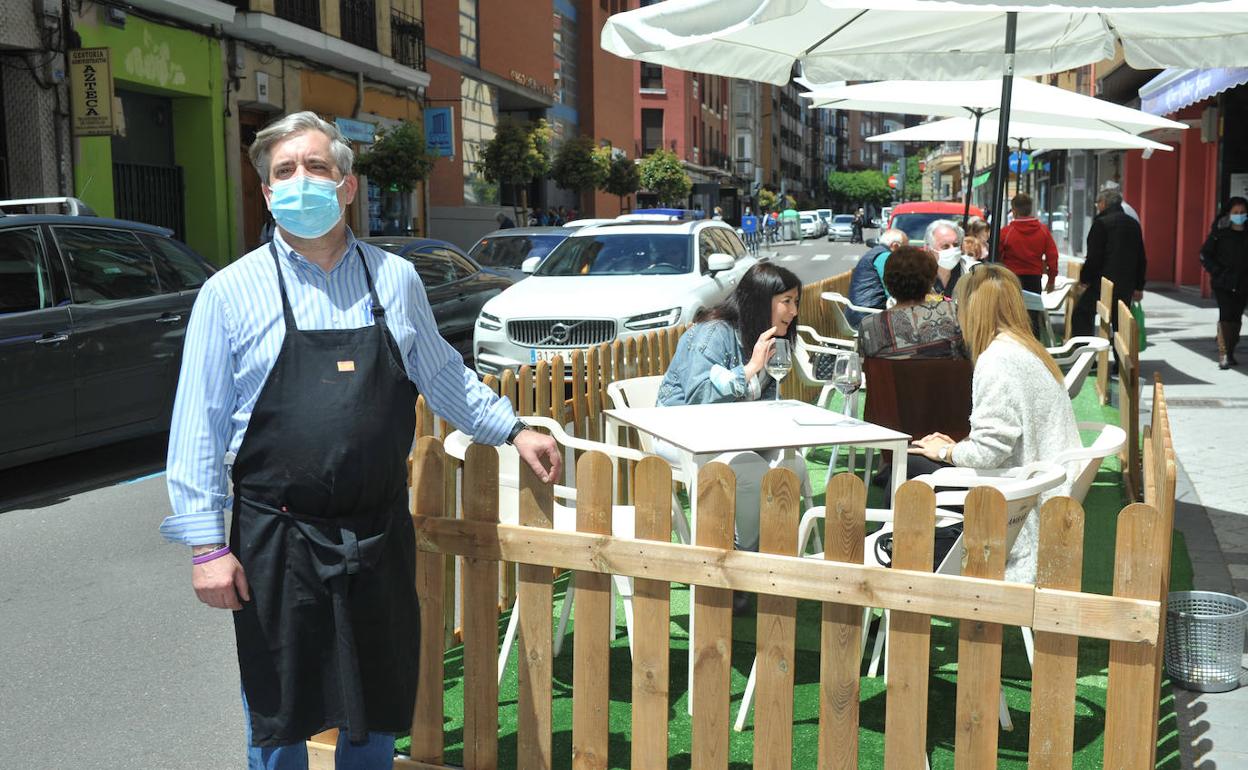 Ernesto Fernández, junto a la terraza del River Valley, en la calle Panaderos. 