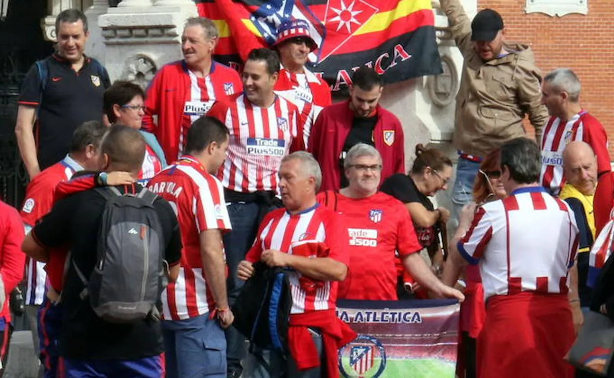 Los aficionados del Atlético de Madrid, en la Plaza Mayor de Valladolid en 2019.