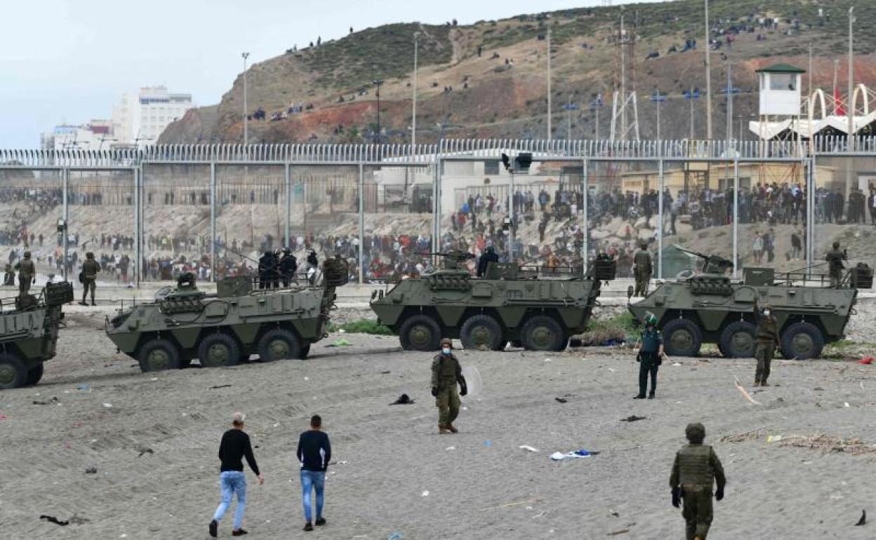 Tanques del Ejército español, en la playya del Tarajal. 