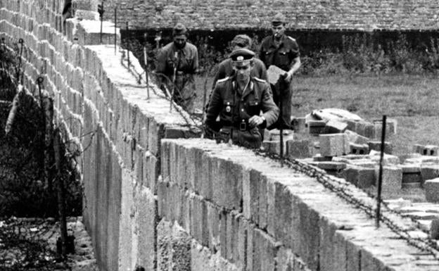 Labores de construcción de otro tramo de la barrera entre las dos partes en las que se dividió Alemania.