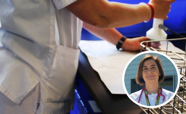 Una sanitaria prepara una remesa de leche materna. Sonia Caserío, jefa de la Unidad de Neonatología del Hospital Río Hortega. 