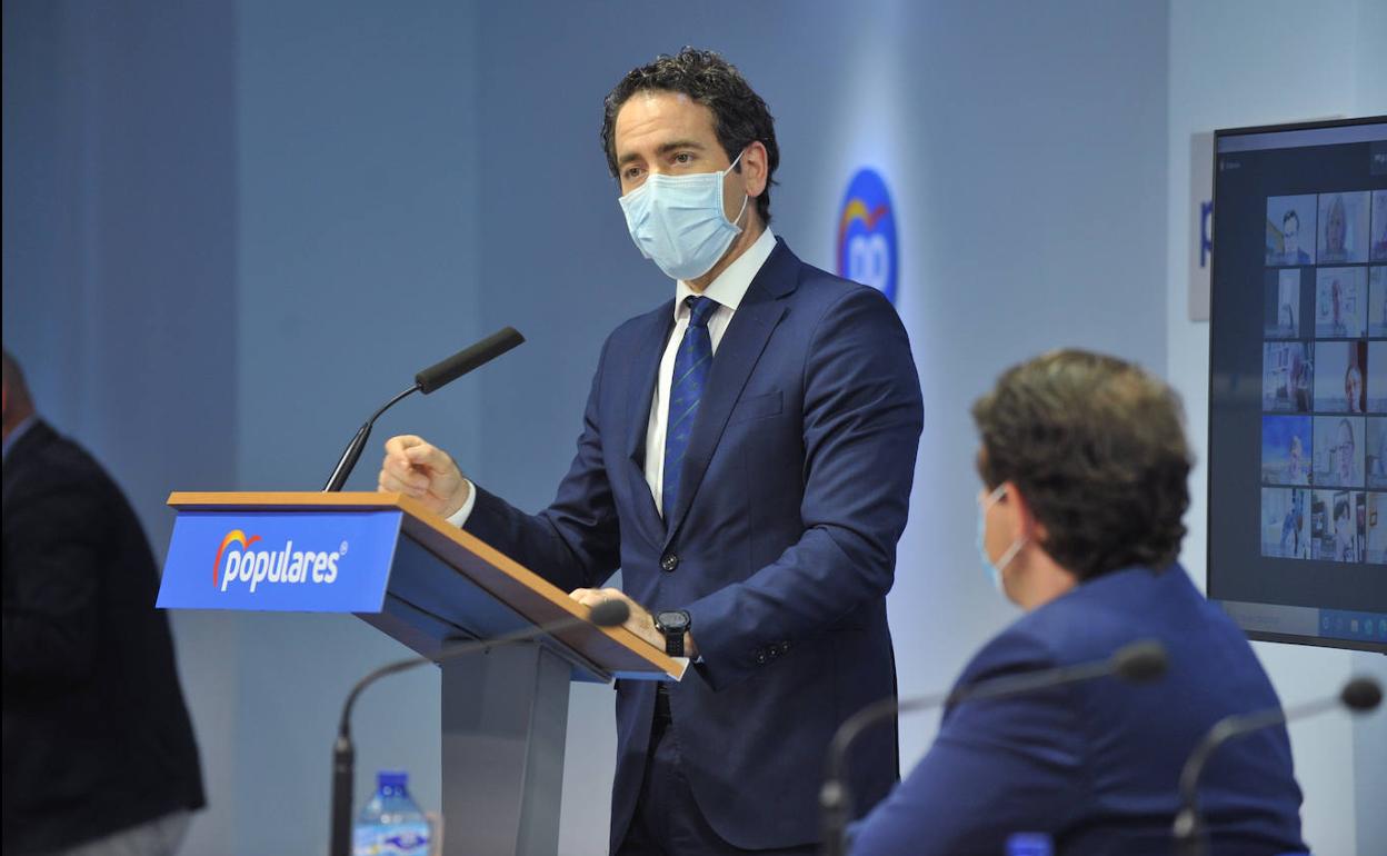 Alfonso Fernández Mañueco, sentado, observa a Teodoro García Egea, secretario general del PP, durante su discurso en la clausura de la junta directiva del partido en Castilla y León. 